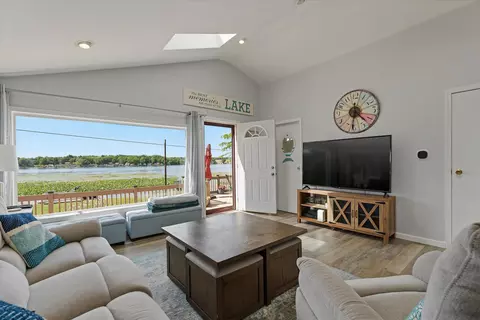Living - 10333 Walnut Dr, Fabius, MI 49093 photo 2 of 5
