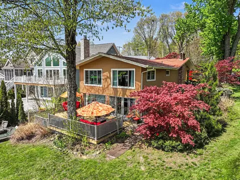 50575 W Lakeshore Dr, Silver Creek, MI 49047