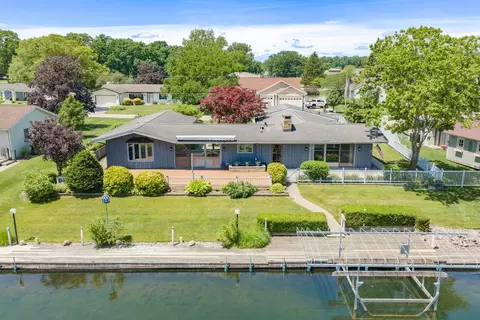 68911 Island Dr, Ontwa, MI 49112