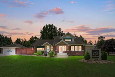 2 E Ash St E, Three Oaks, MI 49128