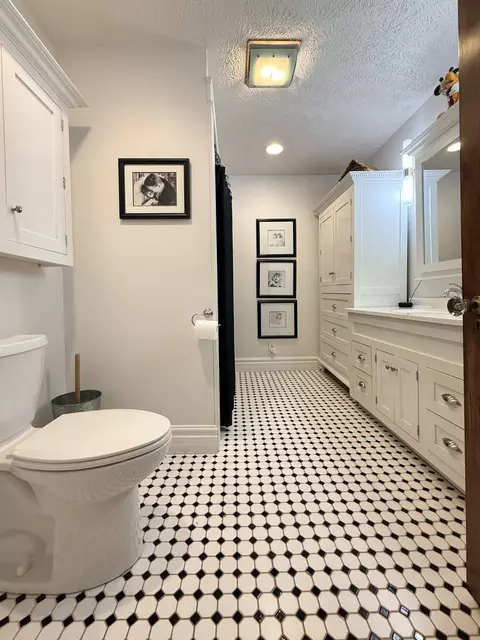Bath - 2 E Ash St E, Three Oaks, MI 49128 photo 2 of 5