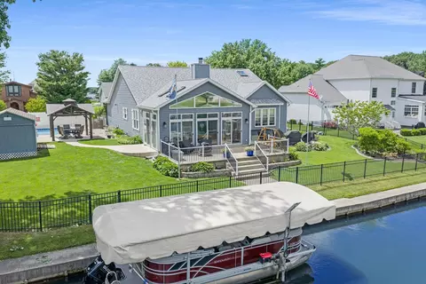 68271 Eagle Lake Rd, Ontwa, MI 49112