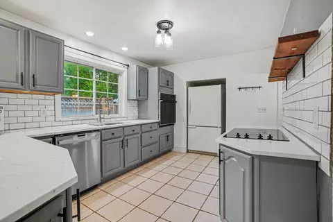 Kitchen - 220 E James St, Lawrence, MI 49064 photo 2 of 2