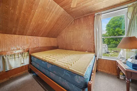 Bedroom - 829 E Wagner Rd, Buchanan, MI 49107 photo 4 of 5