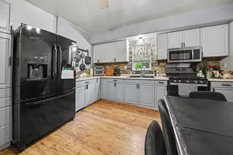 Kitchen - 829 E Wagner Rd, Buchanan, MI 49107 photo 2 of 2