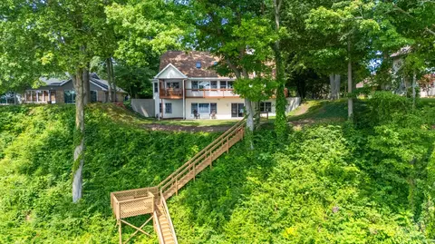 9895 Lakeview Dr, Oronoko, MI 49103