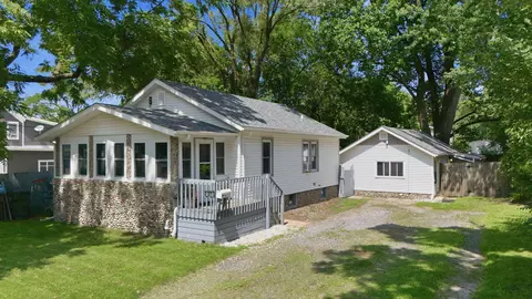 27 S Smith St, New Buffalo, MI 49117