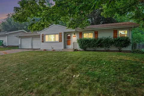 31 S New Moon Ter S, Springfield, MI 49037