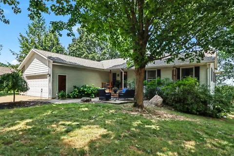 971 Niagara Dr, Lawton, MI 49065