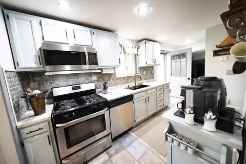 Kitchen - 9728 Lakeview Dr, Jerome, MI 49249 photo 7 of 8