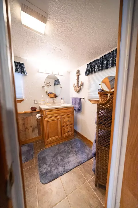 Bath - 9728 Lakeview Dr, Jerome, MI 49249 photo 4 of 4