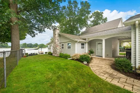 52390 Twin Lakeview Dr, Wayne, MI 49047