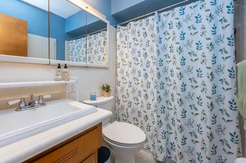 Bath - 1307 Marion Ave, St. Joseph, MI 49085 photo 2 of 3