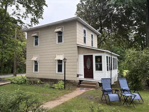 253 Pearl St, South Haven, MI 49090