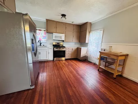 Kitchen - 6610 E Berrien St, Eau Claire, MI 49111 photo 2 of 3