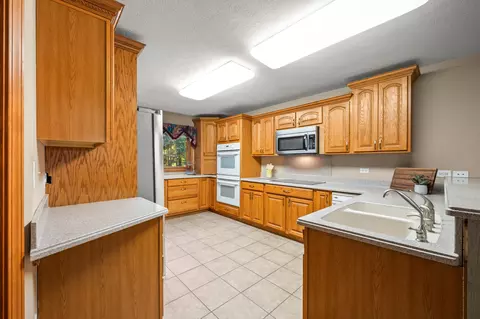Kitchen - 15889 N Edgewood Dr, Buchanan, MI 49107 photo 2 of 6