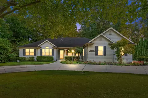 Exterior - 15889 N Edgewood Dr, Buchanan, MI 49107 photo 2 of 13