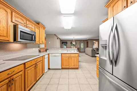 Kitchen - 15889 N Edgewood Dr, Buchanan, MI 49107 photo 4 of 6