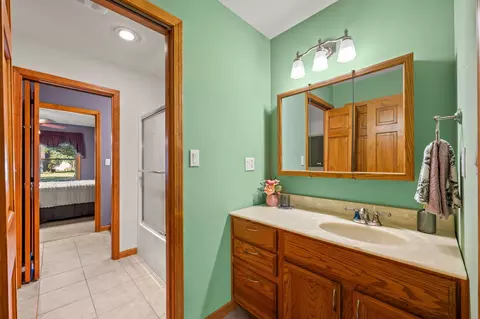 Bath - 15889 N Edgewood Dr, Buchanan, MI 49107 photo 5 of 6