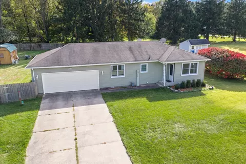 24369 Oak St, Ontwa, MI 49112