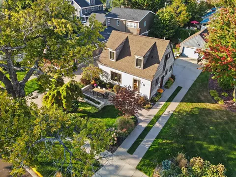 81 Clinton St, South Haven, MI 49090