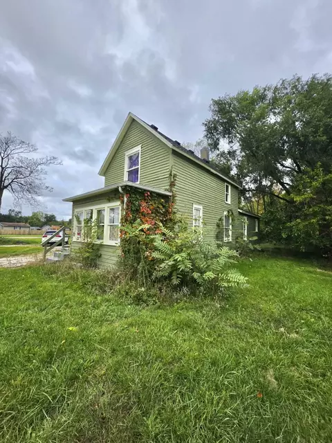 Exterior - 1069 E Main St, Benton, MI 49022 photo 3 of 6