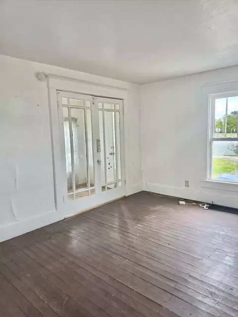 Living - 1069 E Main St, Benton, MI 49022 photo 2 of 4