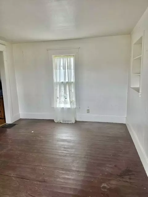 Living - 1069 E Main St, Benton, MI 49022 photo 1 of 4