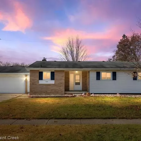423 Oakwood Dr, Flushing, MI 48433