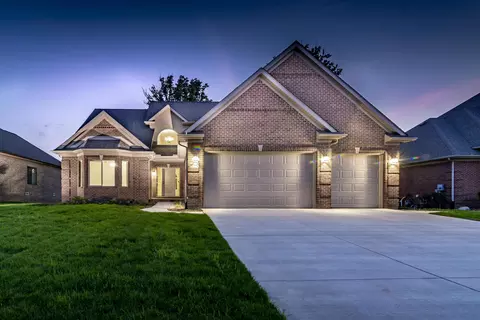 8118 Hunters Ridge Dr, Newport, MI 48166