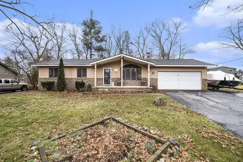 9987 Sedlock Ave, White Lake, MI 48386