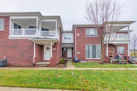 6981 Boulder Pointe Dr, Washington, MI 48094