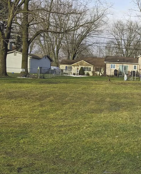 springle court unit: LOT 134 & 135, Waterford, MI 48327