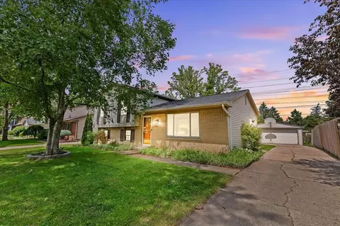 41818 Ravenwood St, Canton, MI 48187