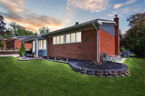 607 Crestwood Cir, Saline, MI 48176
