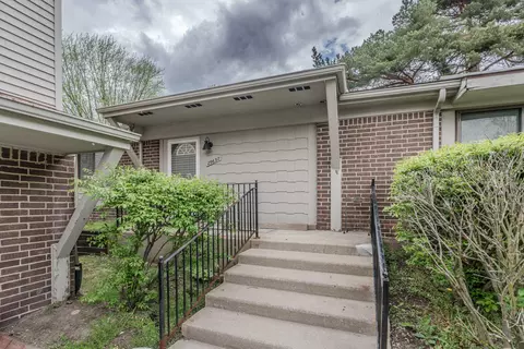 29637 Farmbrook Villa Ct, Southfield, MI 48034