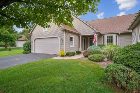 207 Pierce Lake Dr, Chelsea, MI 48118