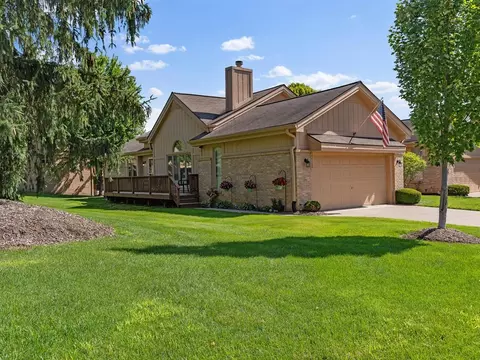 35106 Red Pine Dr, Farmington, MI 48335