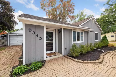 9345 Thornyside St, White Lake, MI 48386