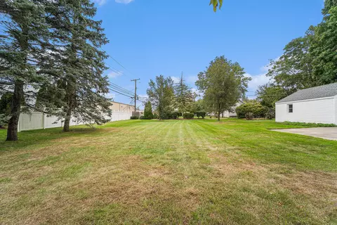 20494 Louise St, Livonia, MI 48152