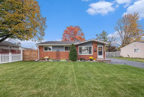 823 Lambkins Rd, Saline, MI 48176