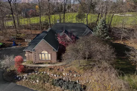 8200 Walkabout Way, Putnam, MI 48169