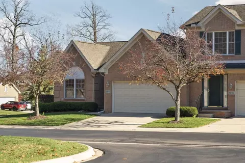 23717 W Lake Cir, Brownstown, MI 48183