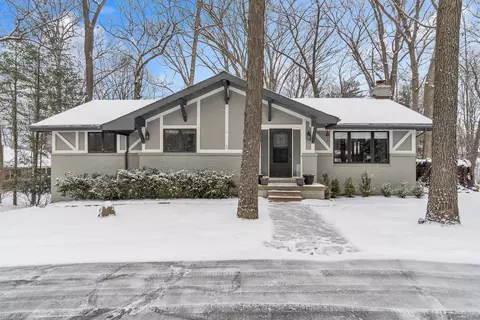 9315 Forest Edge Dr, Green Oak, MI 48178