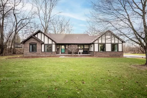 9126 Scenic Dr, Brighton, MI 48114