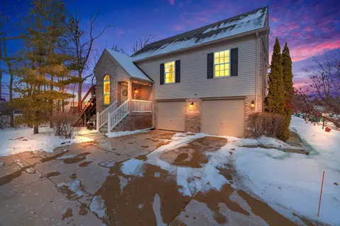 13682 Pinewood Ln, Van Buren, MI 48111