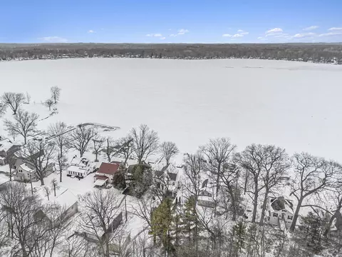 7814 Base Lake Dr, Webster, MI 48130