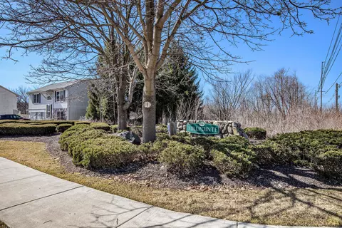 1757 Dartmoor Dr, Hartland, MI 48843