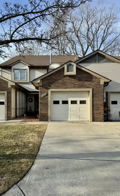 26640 Hidden Cove Ln, Harrison, MI 48045