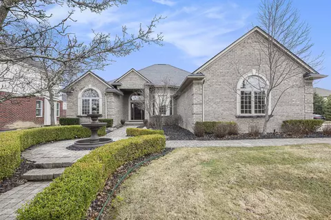 43695 Harlequin Ln, Clinton Township, MI 48038